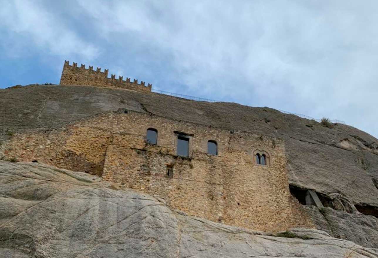 château et village rocheux sperlinga