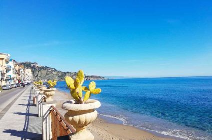 spiaggia giardini naxos taormina